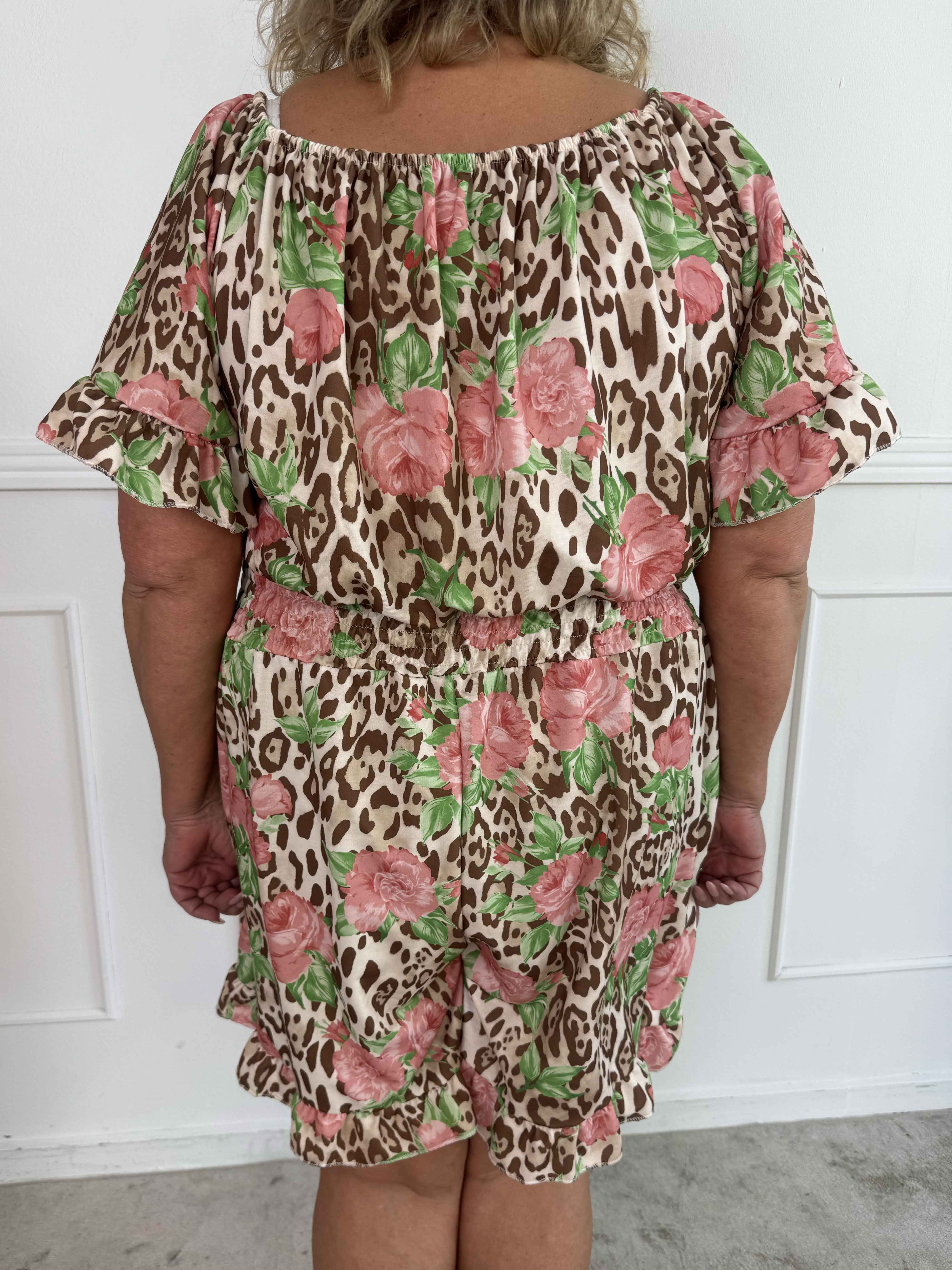 Delilah - Plus size buksedragt i leopard- og blomsterprint
